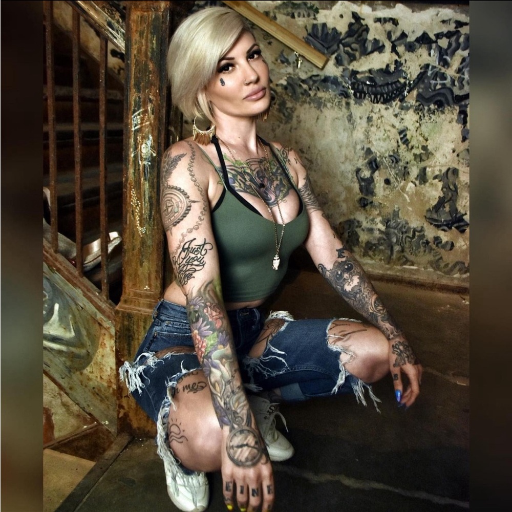 🦇JLARYNN IS LIVE!🦇 - Picture 2 of 6